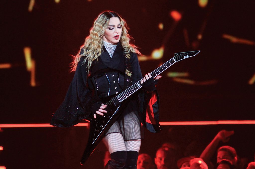 Madonna-rebelde-coração-tour-bb14-2016-billboard-1250