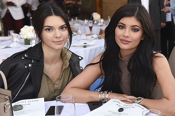 MALIBU CA - AUGUSTI 24: Kendall och Kylie Jenner deltar i Westime firar Kris Jenners Haute Living Cover på Nobu Malibu den 24 augusti 2015 i Malibu, Kalifornien. (Foto av Vivien Killilea / Getty Images for Haute Living)