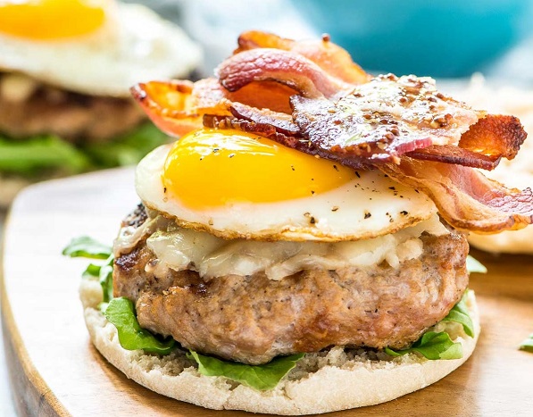 déjeuner-burger-recette-avec-bacon-et-oeuf-888