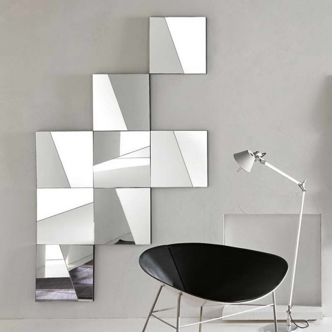 Mirrors- in- the- interior- of- the- living- room-5