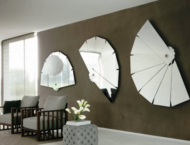 Mirrors- in- the- interior- of- the- living- room-6