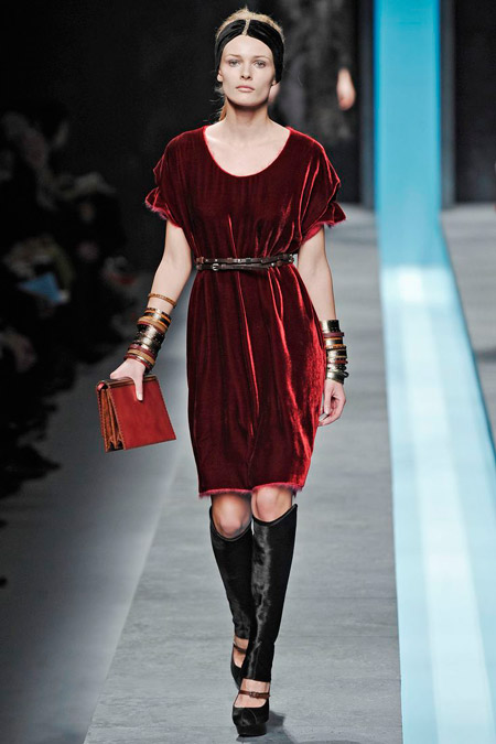 Velvet-dress-is-a-chic-look-44