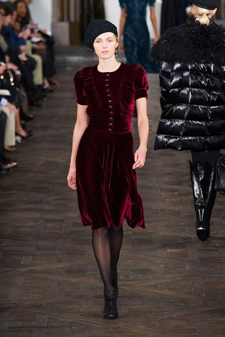 Velvet- dress- is- a- chic- look-47