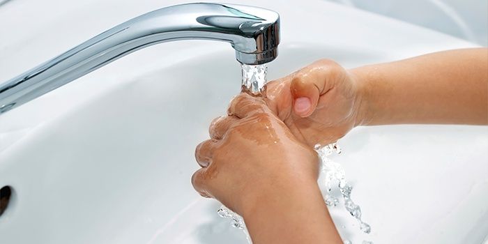 Flushing the affected area during a thermal burn under a stream of cold water