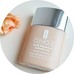 Clinique Anti-Blemish Solutions nestemäinen meikki